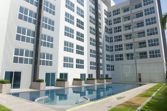 Condominium For Sale South Pattaya showing the condo and pool Condominium For Sale South Pattaya showing the condo and pool