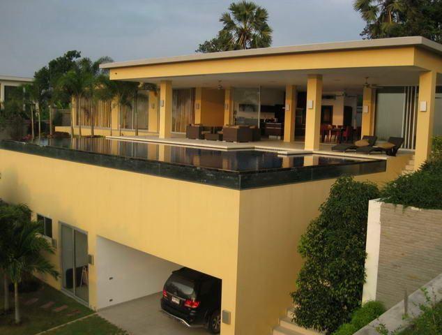 House for sale in Pattaya showing the house and pool House for sale in Pattaya showing the house and pool