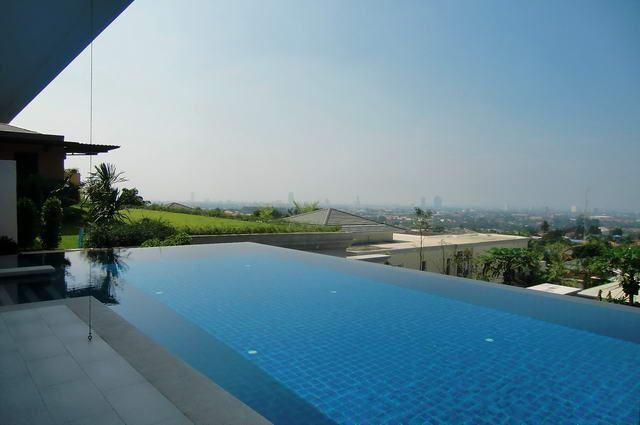 House for sale in Pattaya showing the infinity pool House for sale in Pattaya showing the infinity pool