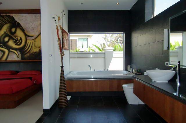 House for sale in Pattaya showing the master en-suite bathroom House for sale in Pattaya showing the master en-suite bathroom
