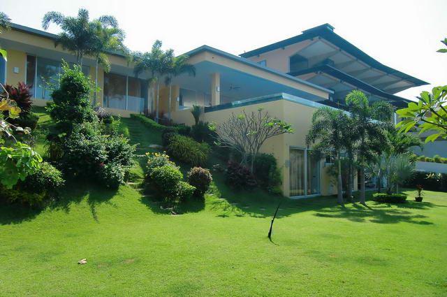 House for sale in Pattaya showing the house and garden House for sale in Pattaya showing the house and garden