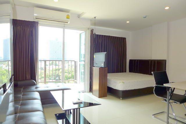 Condominium For Sale South Pattaya showing the living and bed areas Condominium For Sale South Pattaya showing the living and bed areas