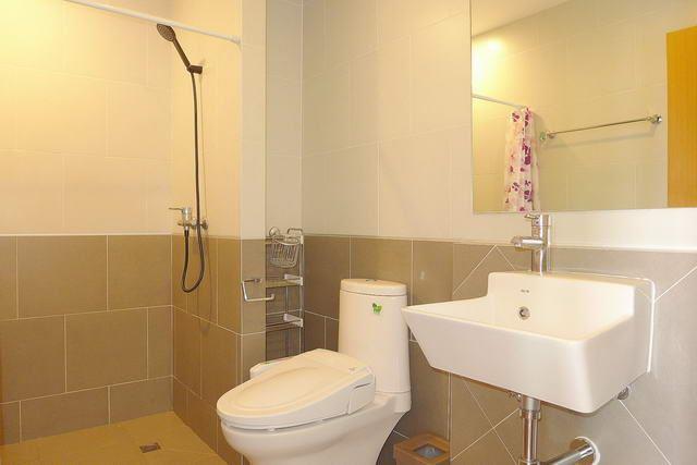 Condominium for sale South Pattaya showing the bathroom Condominium for sale South Pattaya showing the bathroom