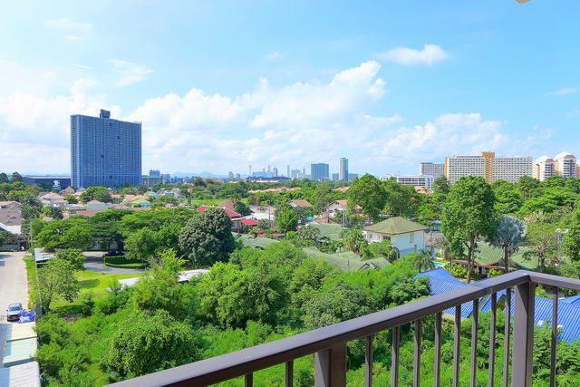 Condominium For Sale South Pattaya showing the balcony view Condominium For Sale South Pattaya showing the balcony view