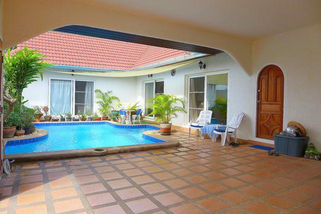 House for sale East Pattaya showing the house and pool House for sale East Pattaya showing the house and pool
