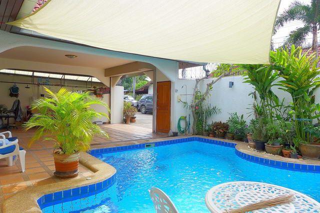 House For Sale East Pattaya showing the pool and garden House For Sale East Pattaya showing the pool and garden