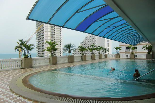 Condominium for sale in Naklua Wong Amat showing the communal pool Condominium for sale in Naklua Wong Amat showing the communal pool