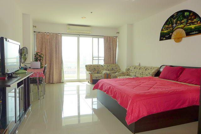 Condominium for sale Jomtien showing the sleeping area and TV Condominium for sale Jomtien showing the sleeping area and TV