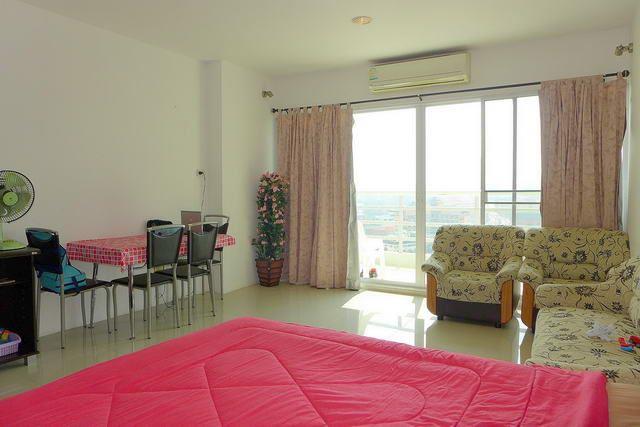 Condominium for sale Jomtien showing the living and dining areas Condominium for sale Jomtien showing the living and dining areas