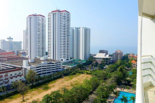 Condominium for sale Jomtien showing the partial sea view Condominium for sale Jomtien showing the partial sea view