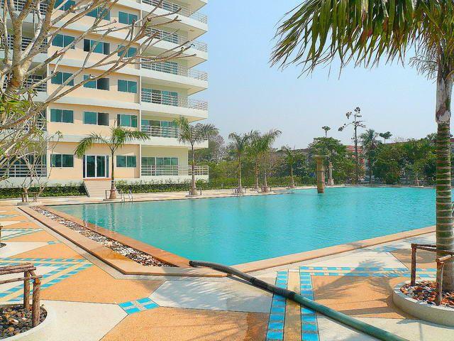 Condominium for sale Jomtien showing the communal pool and condo building Condominium for sale Jomtien showing the communal pool and condo building