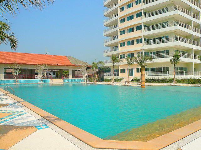Condominium for sale Jomtien showing the pool and poolside facilities Condominium for sale Jomtien showing the pool and poolside facilities