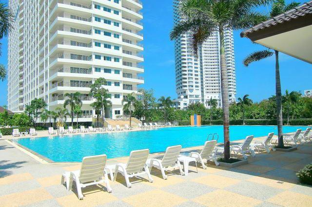 Commercial unit for sale Jomtien Beach showing the communal pool Commercial unit for sale Jomtien Beach showing the communal pool