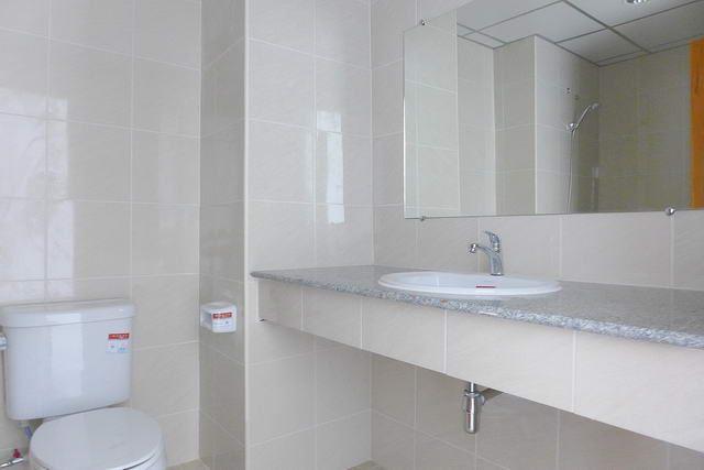 Commercial unit for sale Jomtien Beach showing the bathroom with shower Commercial unit for sale Jomtien Beach showing the bathroom with shower