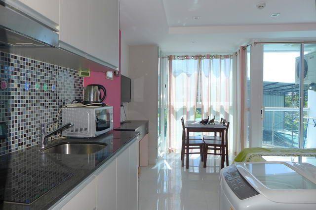 Condominium for sale Wong Amat showing the kitchen Condominium for sale Wong Amat showing the kitchen