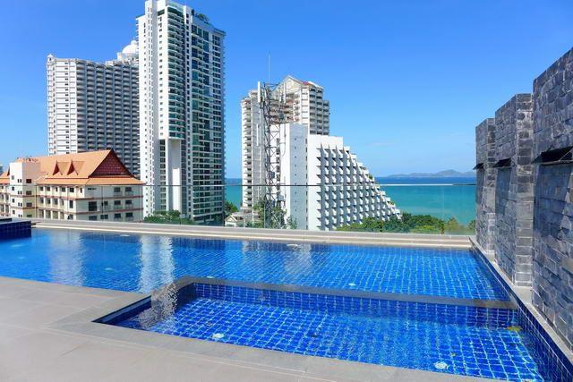 Condominium for sale Wong Amat showing the communal pool Condominium for sale Wong Amat showing the communal pool