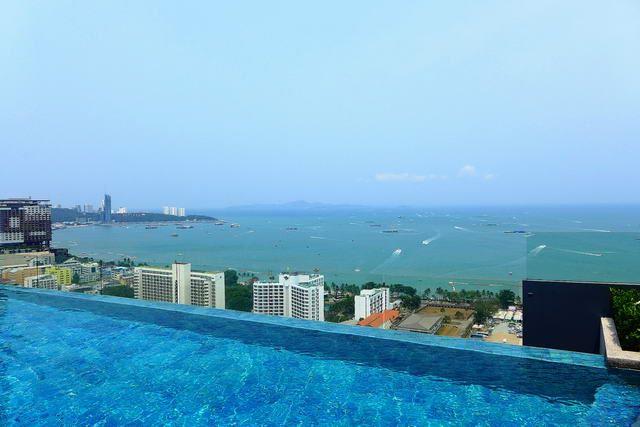 Condominium for sale Central Pattaya showing the communal pool Condominium for sale Central Pattaya showing the communal pool