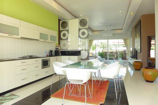 House for sale Huay Yai Pattaya showing the dining area House for sale Huay Yai Pattaya showing the dining area