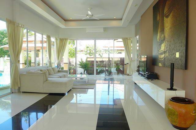 House for sale Huay Yai Pattaya showing the large dining area House for sale Huay Yai Pattaya showing the large dining area