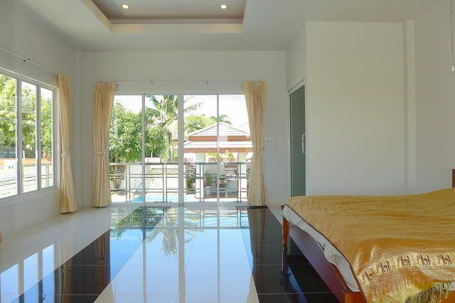 House for sale Huay Yai Pattaya showing the master bedroom House for sale Huay Yai Pattaya showing the master bedroom