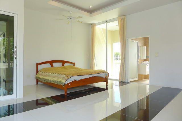 House for sale Huay Yai Pattaya showing the master bedroom suite House for sale Huay Yai Pattaya showing the master bedroom suite