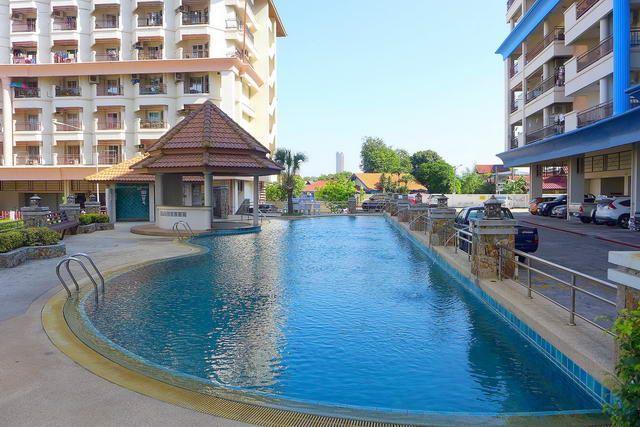 Condominium for sale Central Pattaya showing the communal pool Condominium for sale Central Pattaya showing the communal pool