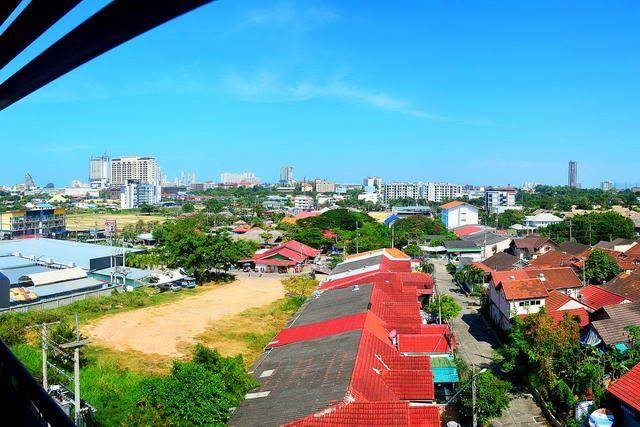 Condominium for sale Central Pattaya showing the balcony view Condominium for sale Central Pattaya showing the balcony view