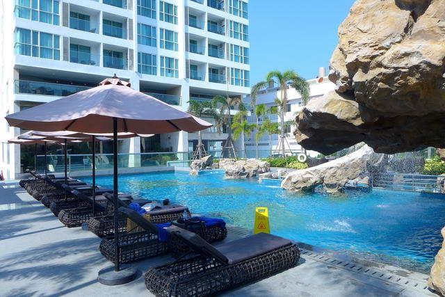 Condominium for sale on Pratumnak Hill showing the communal pool Condominium for sale on Pratumnak Hill showing the communal pool
