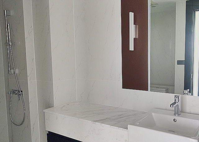 Condominium for sale on Pratumnak Hill showing the bathroom Condominium for sale on Pratumnak Hill showing the bathroom