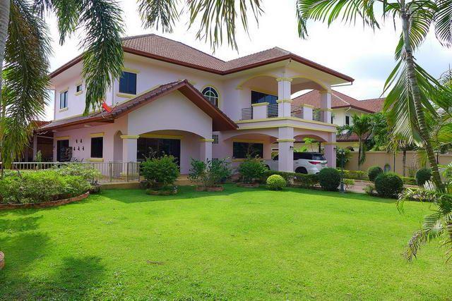 House for sale East Pattaya showing the house and garden House for sale East Pattaya showing the house and garden