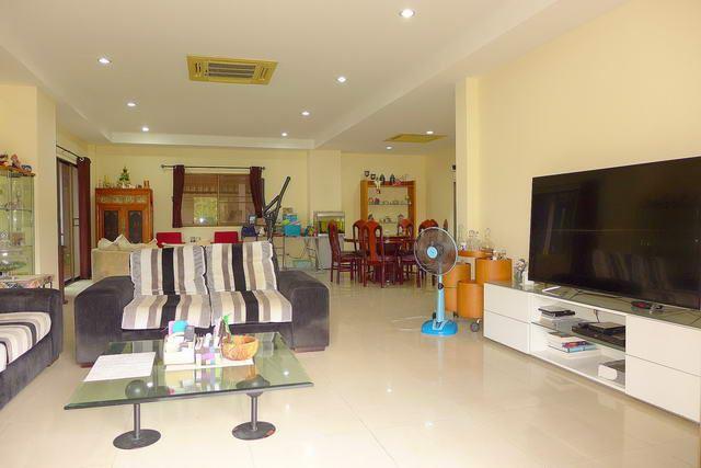 House for sale East Pattaya showing the living area House for sale East Pattaya showing the living area