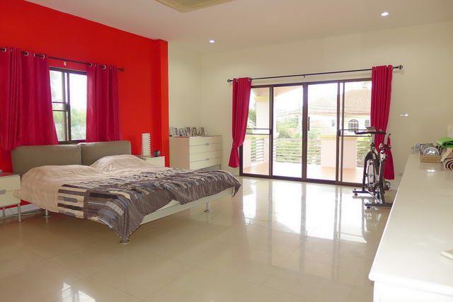 House for sale East Pattaya showing the master bedroom House for sale East Pattaya showing the master bedroom