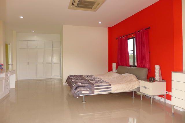 House for sale East Pattaya showing the master bedroom suite House for sale East Pattaya showing the master bedroom suite