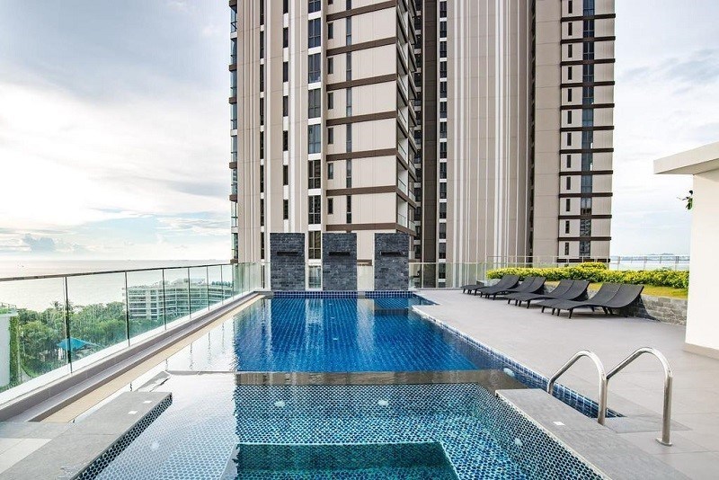 Condominium for sale Wong Amat showing the communal pool Condominium for sale Wong Amat showing the communal pool