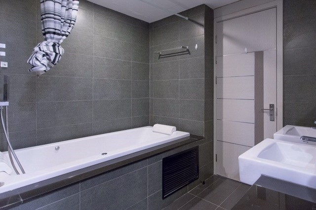 Condominium for rent Pattaya showing the bathroom with bathtub Condominium for rent Pattaya showing the bathroom with bathtub