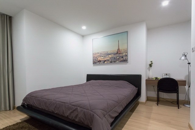 Condominium for rent Pattaya showing the bedroom and office area Condominium for rent Pattaya showing the bedroom and office area