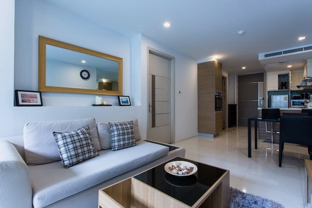 Condominium for rent Pattaya showing the living and dining areas Condominium for rent Pattaya showing the living and dining areas