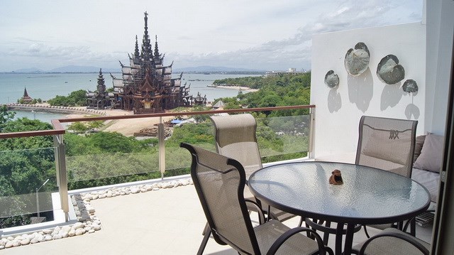 Condominium for rent Wong Amat Sanctuary showing the balcony and view Condominium for rent Wong Amat Sanctuary showing the balcony and view