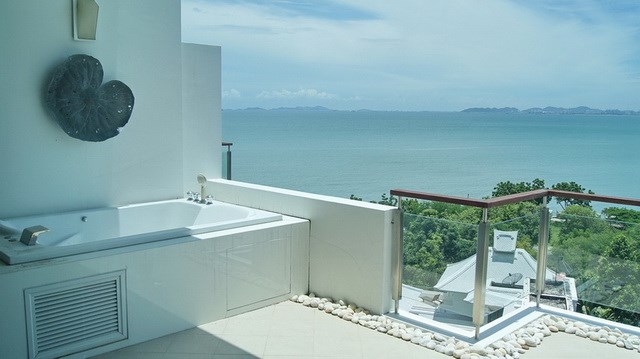 Condominium for rent Wong Amat Sanctuary showing the Jacuzzi bathtub and view Condominium for rent Wong Amat Sanctuary showing the Jacuzzi bathtub and view