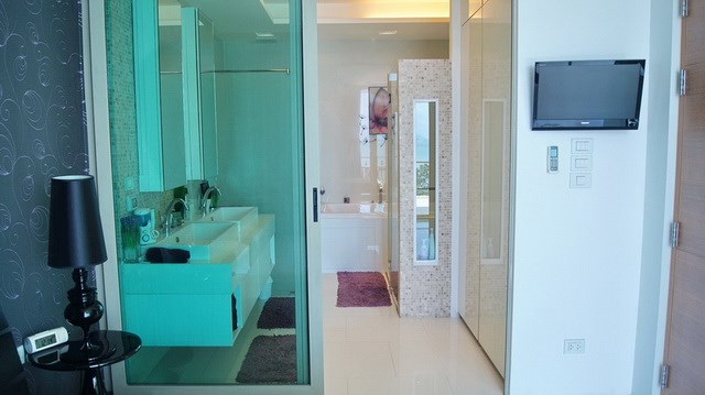 Condominium for rent Wong Amat Sanctuary showing the master bathroom Condominium for rent Wong Amat Sanctuary showing the master bathroom