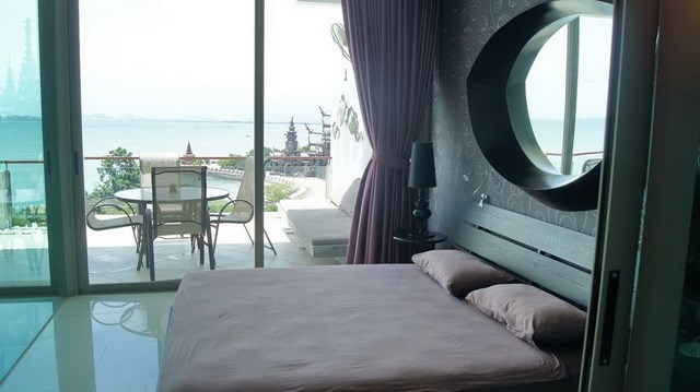 Condominium for rent Wong Amat Sanctuary showing the master bedroom Condominium for rent Wong Amat Sanctuary showing the master bedroom