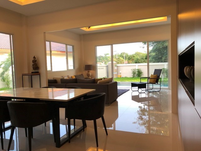 House for rent Huay Yai Pattaya showing the living and dining areas House for rent Huay Yai Pattaya showing the living and dining areas