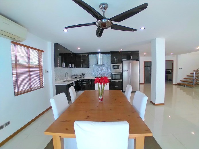House for rent Jomtien Beach showing the dining, kitchen and guest bathroom House for rent Jomtien Beach showing the dining, kitchen and guest bathroom