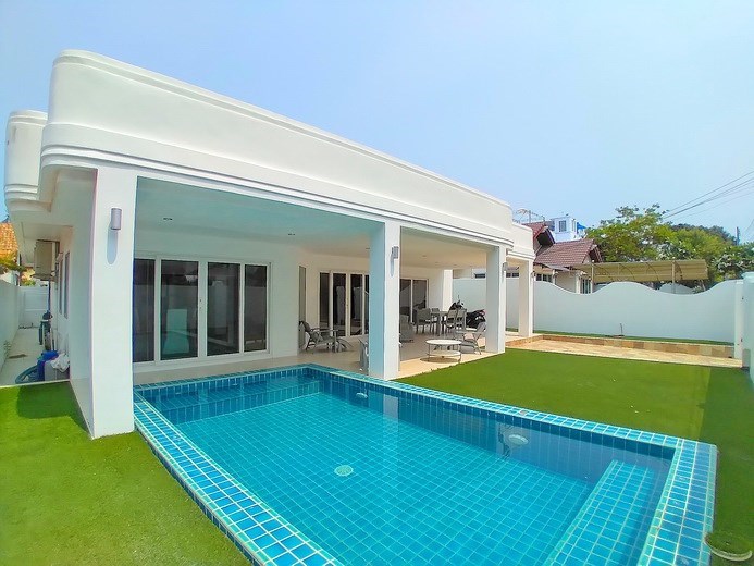 House for rent Jomtien Beach showing the house, pool and covered terrace House for rent Jomtien Beach showing the house, pool and covered terrace