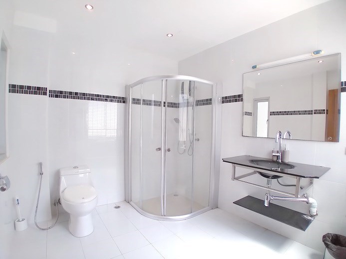 House for rent Jomtien Beach showing the master bathroom House for rent Jomtien Beach showing the master bathroom