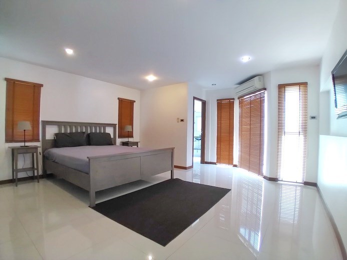 House for rent Jomtien Beach showing the master bedroom suite House for rent Jomtien Beach showing the master bedroom suite