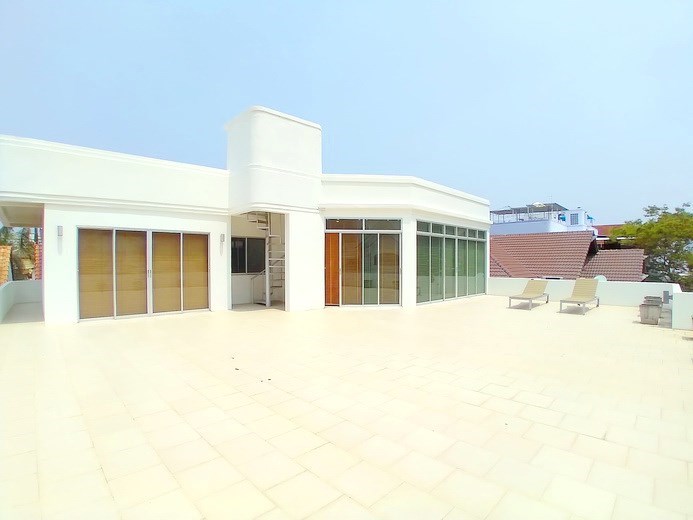 House for rent Jomtien Beach showing the rooftop terrace House for rent Jomtien Beach showing the rooftop terrace