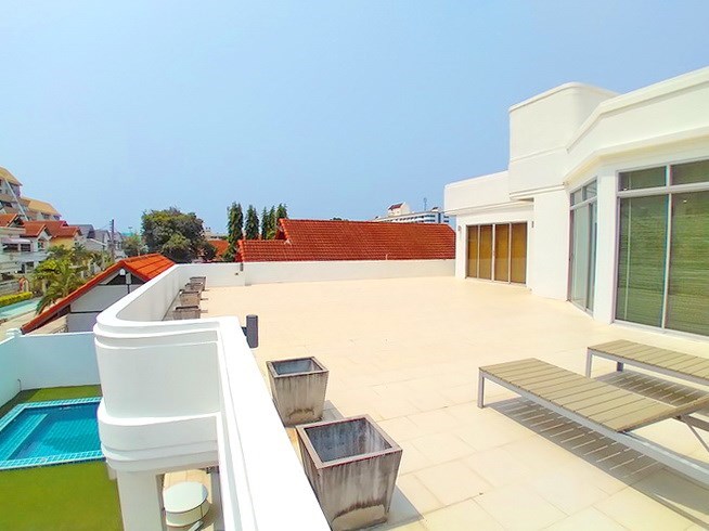 House for rent Jomtien Beach showing the rooftop terrace and pool view House for rent Jomtien Beach showing the rooftop terrace and pool view