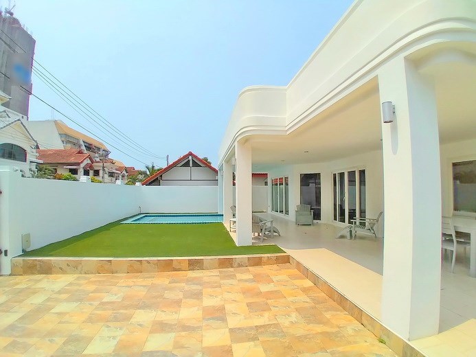 House for rent Jomtien Beach showing the pool and terrace House for rent Jomtien Beach showing the pool and terrace