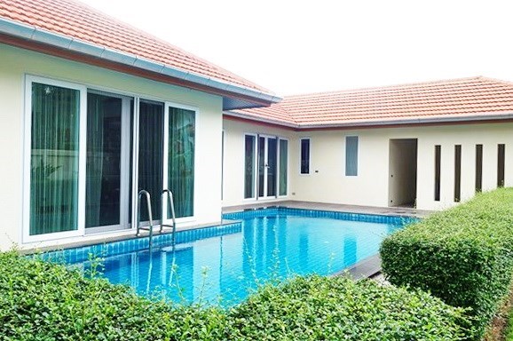 House for rent East Pattaya showing the house and pool House for rent East Pattaya showing the house and pool